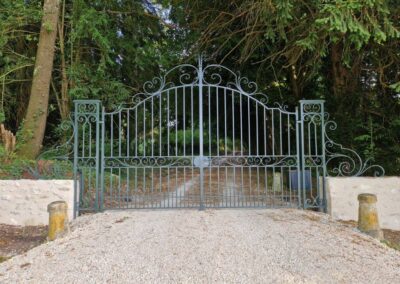 Portail avec piliers métalliques (37)